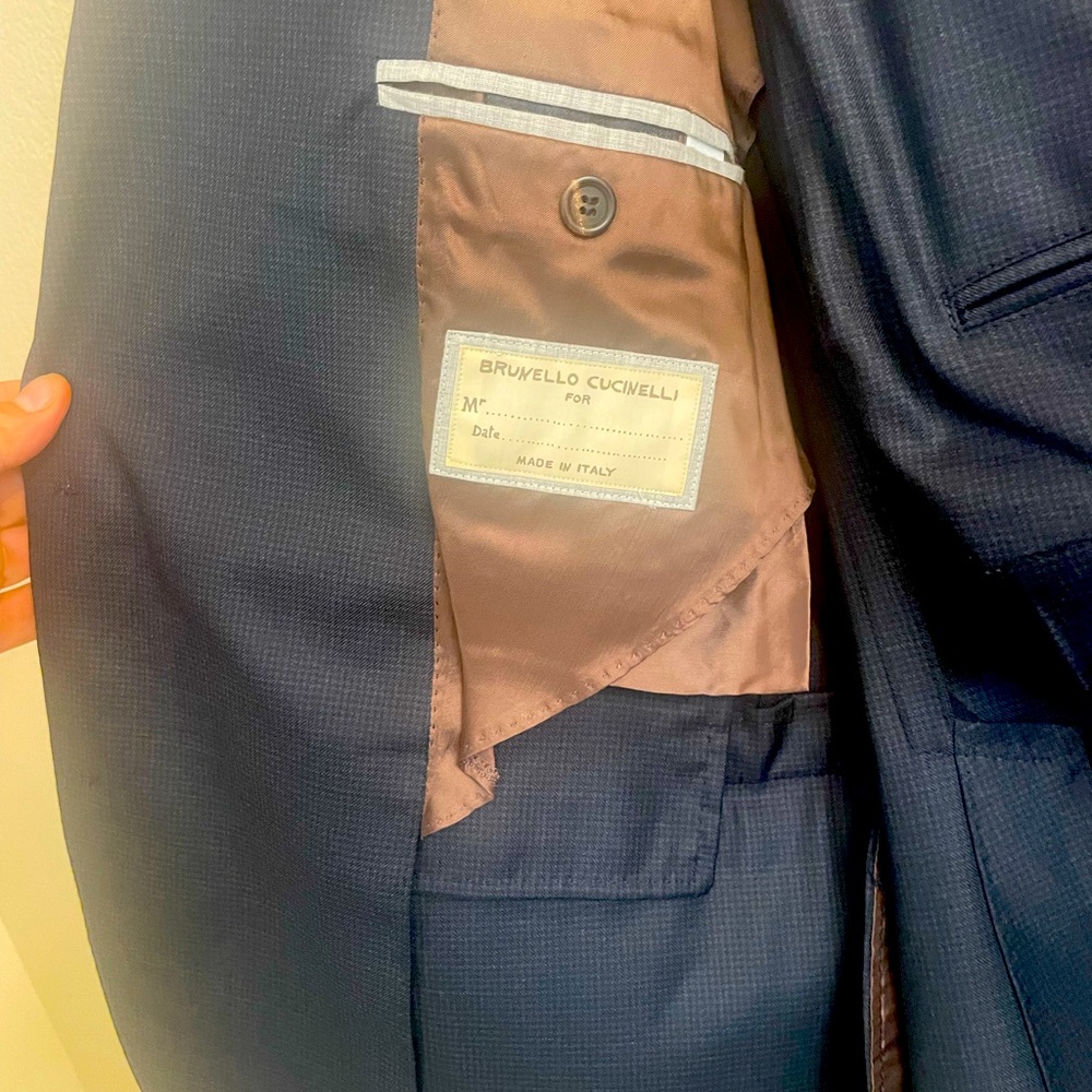 Mens Brunello Cucinelli suit. Slacks are. 32” waist. Jacket is a 52R.